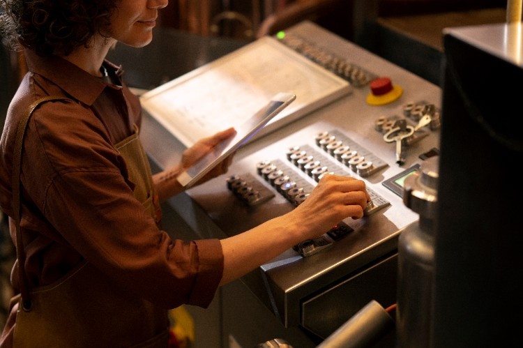 ชีวิตประจำวันของผู้ปฏิบัติงานเครื่องอบไม้วีเนียร์